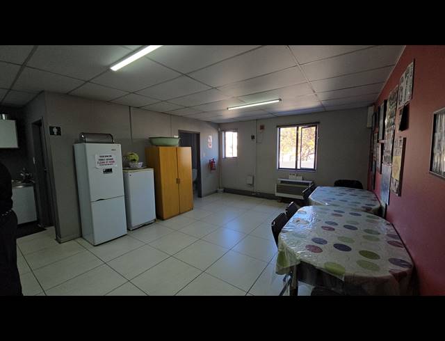 715M² WAREHOUSE TO LET IN SPARTAN